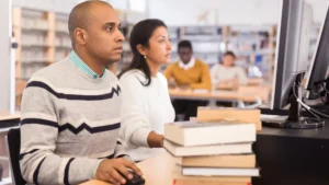 You can take over 1,700 free university courses online now
Vous pouvez suivre plus de 1 700 cours universitaires gratuits en ligne dès maintenant.