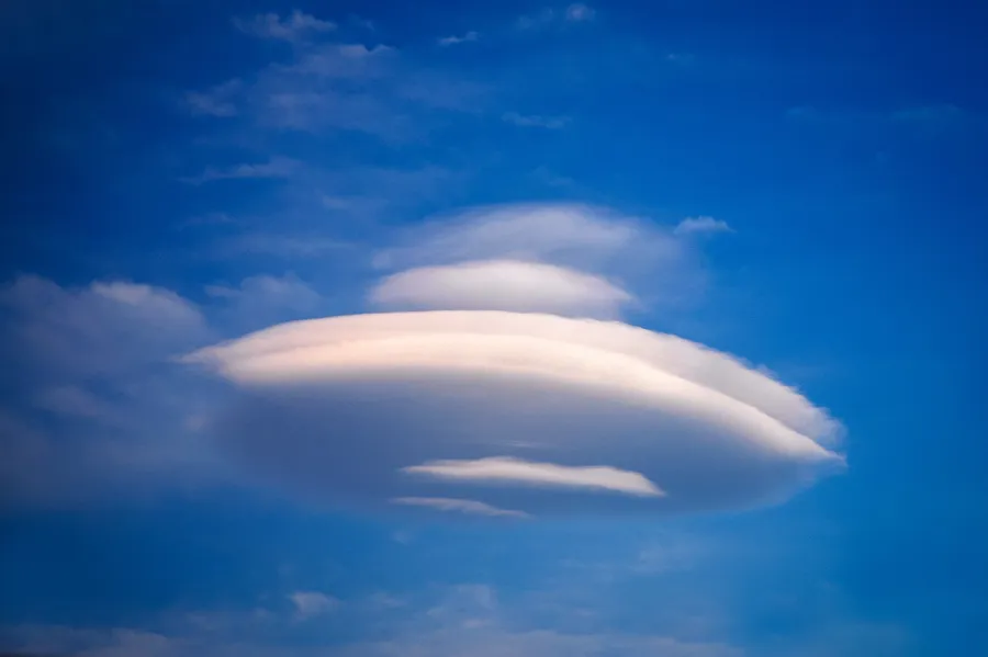 Superbes photos montrent des nuages en forme d&rsquo;OVNI flottant au-dessus d&rsquo;Hawaii
