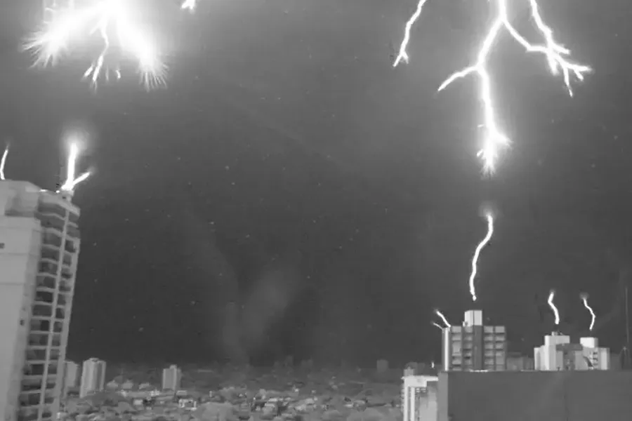 High-Speed Camera Captures Photo Showing How Lightning Rods Work During an Electrical Storm

Une caméra à haute vitesse capture une photo montrant comment les parasurtenseurs fonctionnent pendant un orage électrique.