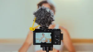 Teens speak out against being used as viral social bait by parents

Les adolescents dénoncent d'être utilisés comme appâts viraux sur les réseaux sociaux par leurs parents.