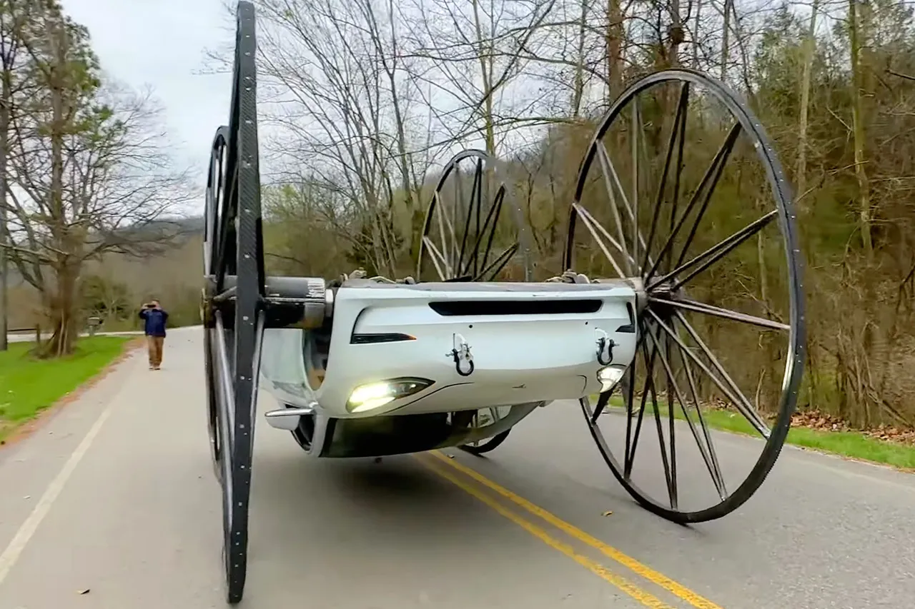 Passionné d&rsquo;automobile installe des roues de 3 mètres de haut sur une Tesla Model 3, conduite renversée qui s&rsquo;ensuit.