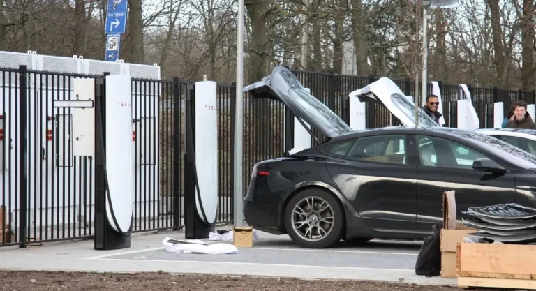 Tesla introduces ‘Drive on Sunshine’ solar charging feature
Tesla lance la fonctionnalité de recharge solaire « Drive on Sunshine »