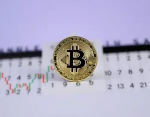 Résistance Bitcoin à 110 000 $ face à un retest, malgré une dynamique haussière.