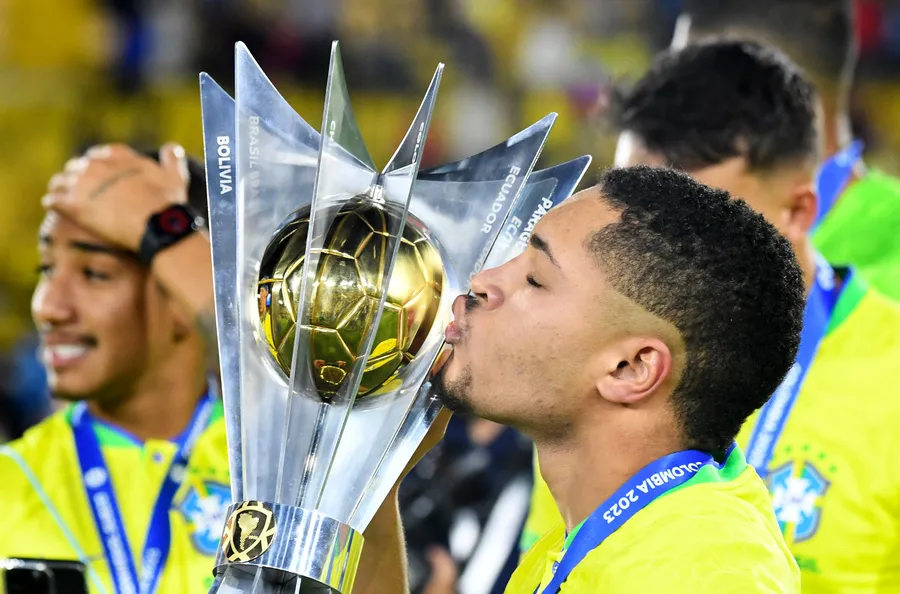 Barcelona va tout miser sur la cible d&rsquo;Arsenal, pourrait reporter son arrivée à 2024 si les problèmes de FFP persistent.
