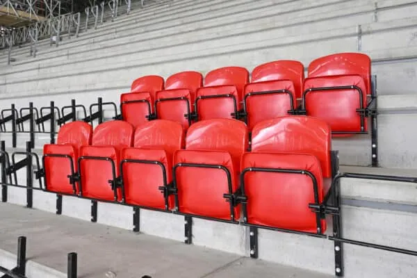 Premiers sièges installés dans le nouveau Tribune Anfield Road de Liverpool