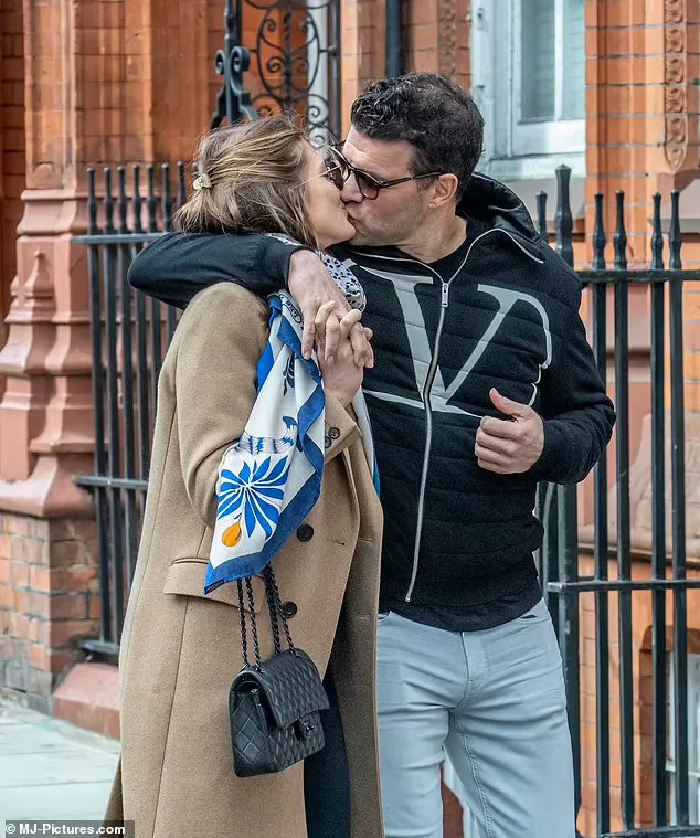 Ex-star de Chelsea Michael Ballack aperçu à Londres avec sa petite amie de 21 ans – une amie proche de son fils décédé.