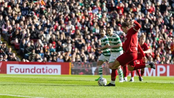 Regardez : Steven Gerrard célèbre devant les supporters de Celtic après un but pour les Légendes de Liverpool.