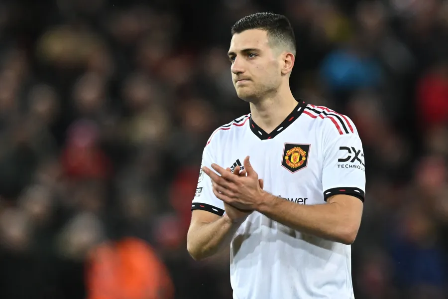 Cinq latéraux que Barcelone suit, dont des stars de Manchester United et Chelsea – selon un rapport.