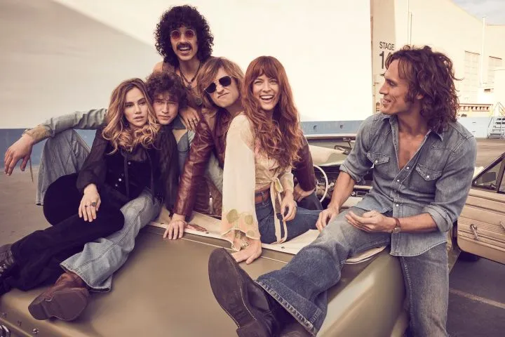 ‘Daisy Jones &#038; The Six’ : la styliste des costumes révèle une subtile connexion avec Elvis : « C&rsquo;est un moment de boucle parfaite »
