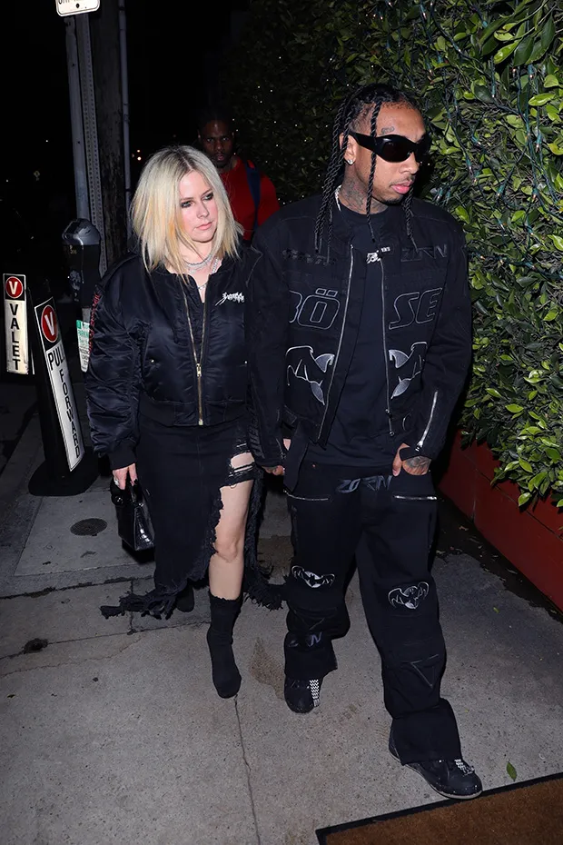 Tyga offre à Avril Lavigne un collier en diamants personnalisé de 80 000 $ avec son nom, 3 semaines après le début de leur relation.