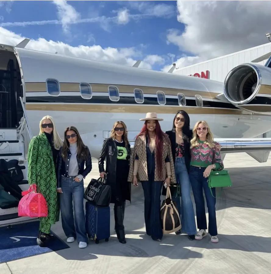 PHOTOS : Le casting de RHOBH part en premier voyage de la saison 13. De plus, Garcelle Beauvais annonce que les fans peuvent s&rsquo;attendre au retour de l&rsquo;ambiance « fun et glamour » à l&rsquo;ancienne de RHOBH.