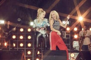 Dolly Parton Se Souvient d'un Moment Émotionnel Chantant Avec Sa Filleule Miley Cyrus