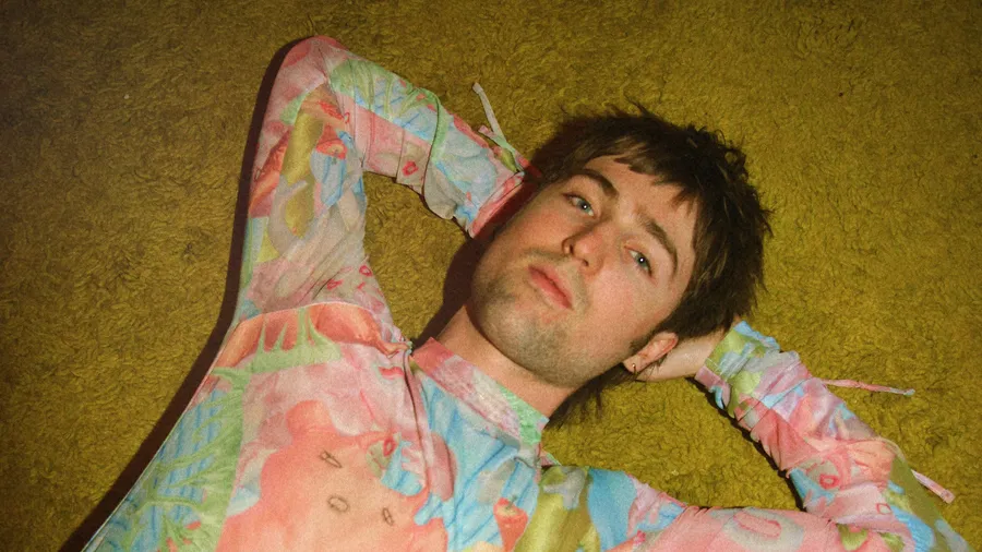 Will Joseph Cook&#8217;s &#8220;MF BASSLINE&#8221;: L&rsquo;hymne entraînant pour les moments difficiles