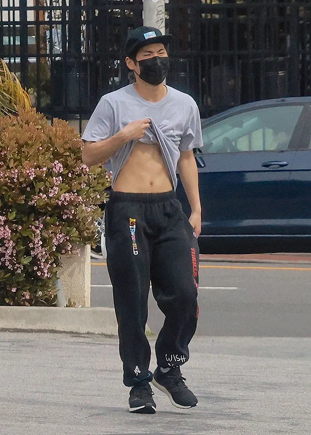 Pax Jolie-Pitt, 19 ans, lève son t-shirt pour dévoiler ses abdominaux sculptés lors d&rsquo;une sortie en solo à Los Angeles : Photos