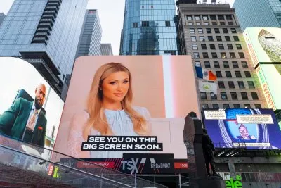 Paris Hilton encourage les femmes avec son mouvement #ThisIsWhoIAm : comment s&rsquo;impliquer