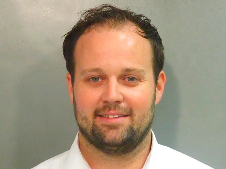 Date de libération de Josh Duggar repoussée de PLUSIEURS MOIS ; l&rsquo;ancien star de la télé réalité reste en isolement.