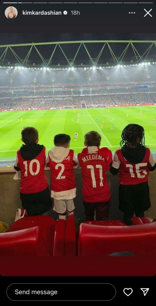 Kim Kardashian se lance dans une aventure footballistique avec son fils Saint, qui comprend une étape au match de football d&rsquo;Arsenal F.C. en Angleterre.