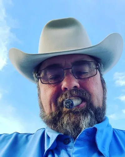 Que est-il arrivé à Jimmy Don Holmes de ‘Fixer Upper’ ? Découvrez où se trouve aujourd&rsquo;hui l&rsquo;artiste métallier.