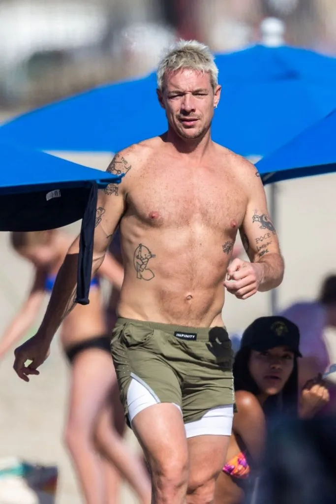Diplo Expose Son Corps Musclé Face aux Commentaires sur Sa Sexualité

[Image &#8211; Description d&rsquo;une image de Diplo sur une plage]

Le DJ et producteur Diplo a affiché une silhouette athlétique sur une plage, alors que les discussions autour de sa sexualité continuent.

[Suite de l&rsquo;article &#8211; description des détails supplémentaires et des citations]