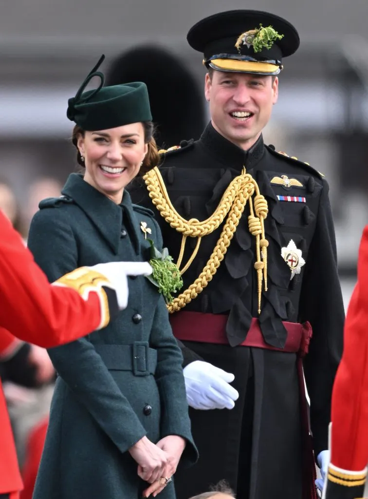 Kate Middleton rayonne alors qu&rsquo;elle assiste à sa première parade de la Saint-Patrick en tant que colonel du Régiment irlandais.