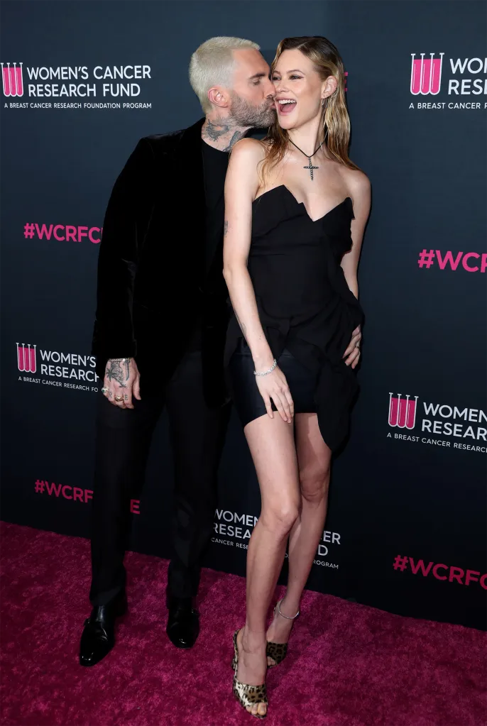 Adam Levine et Behati Prinsloo ravivent les démonstrations d&rsquo;affection sur le tapis rouge après le scandale de messages privés du chanteur de Maroon 5.