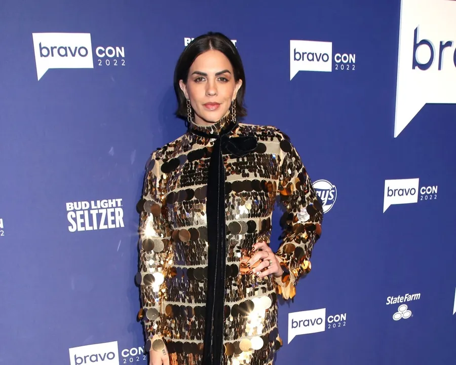 Vanderpump Rules : Katie Maloney partage des indices sur l&rsquo;affaire de Tom Sandoval, des détails « chocants », et réagit à la remarque de Raquel qualifiant Lala de « demoiselle » en plus de parler des nouvelles d&rsquo;Ariana et de l&rsquo;implication de Schwartz.