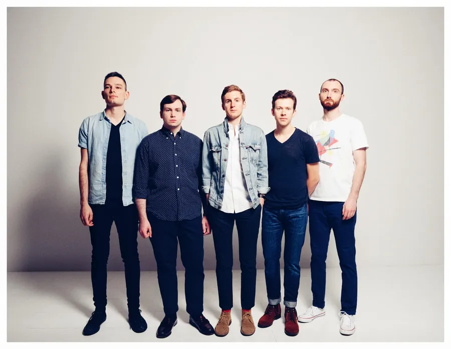 Album Review: Earthquake Lights infuse leur esthétique alternative rock de mélodies orchestrales pour leur nouvel album « Desert Bloom ».