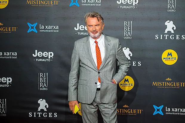 Sam Neill, 75 ans, rassure les fans qu’il est « vivant et en pleine forme » après avoir révélé un diagnostic de cancer antérieur.