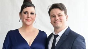 Jason Ritter évoque l'impact de sa lutte contre l'alcoolisme sur sa relation naissante avec Melanie Lynskey.