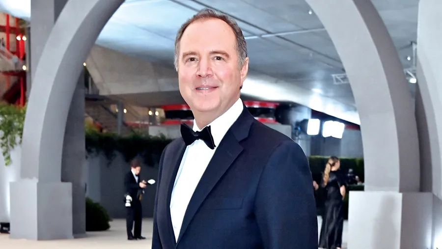 Le représentant Adam Schiff sur l&rsquo;étreinte républicaine de Trump, la grève imminente de la WGA et son émission préférée de tous les temps.