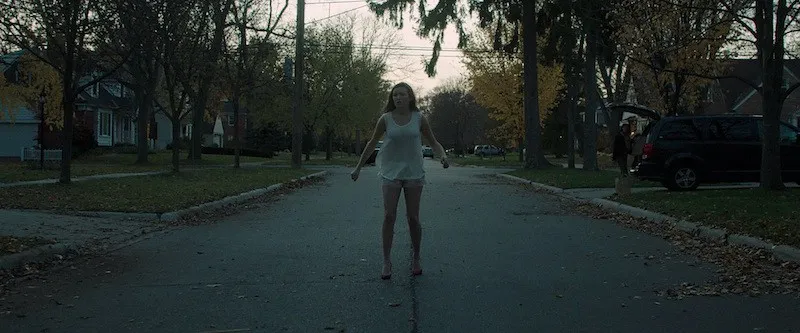 Comment la cinématographie dans ‘It Follows’ vous entraîne dans la paranoïa

[Texte à traduire ici]